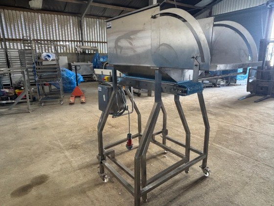 Conveyor with feeder hopper Pic 04